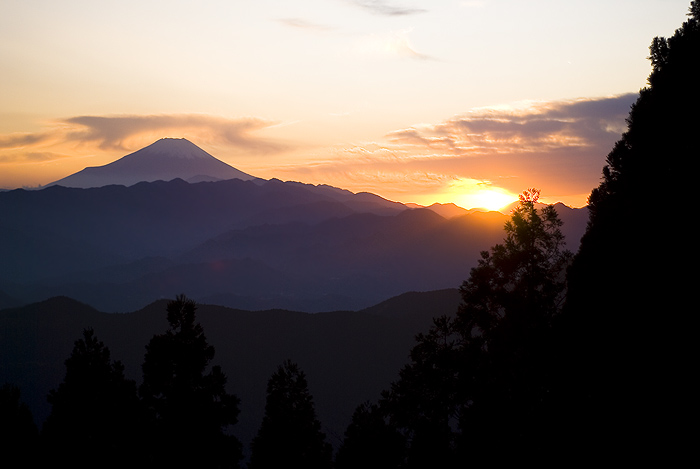 hiking jinba mountain fuji sunset